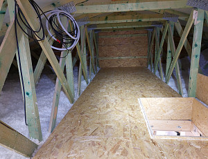 Zateplení stropu rodinného domu pomocí foukané izolace